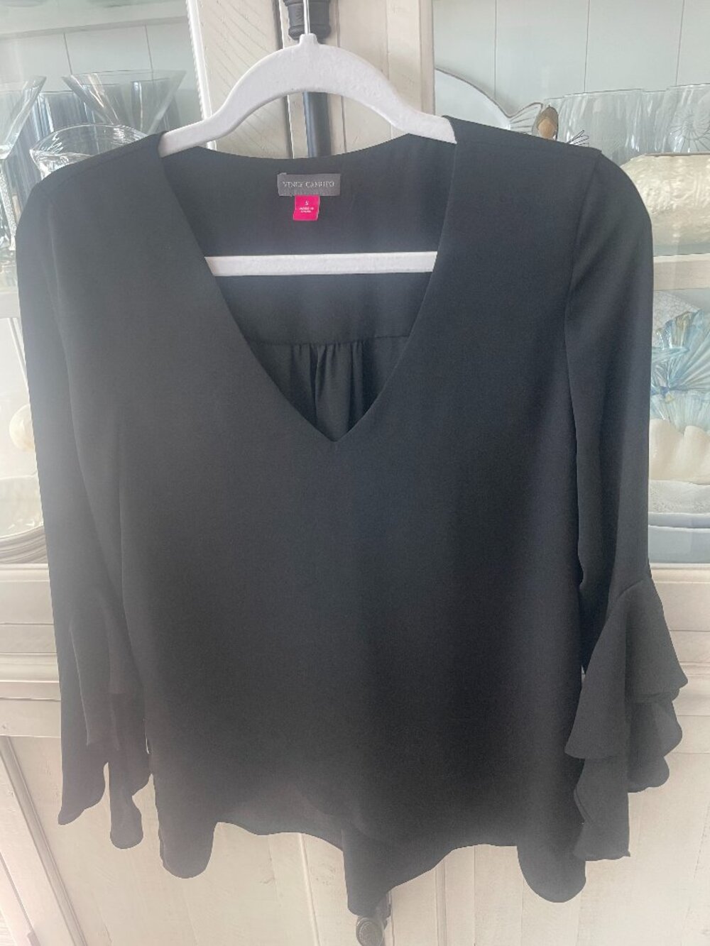 VINCE CAMUTO V-NECK TOP WITH FLUTTER SLEEVES BLACK SIZE SMALL PREOWNED